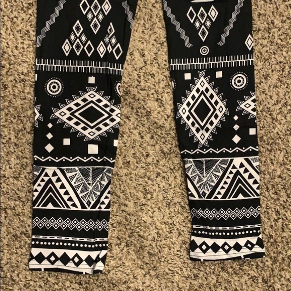 🧡 New Print Leggings 🧡 - Picture 7 of 9